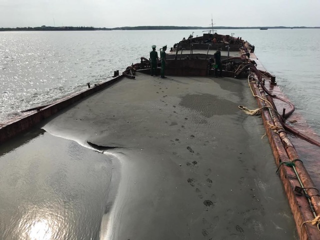 Bắt 5 xà lan khai thác cát trái phép trên biển Cần Giờ - 2 Trên mỗi xà lan đều chứa đầy cát