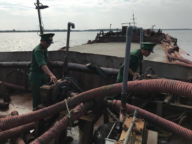 Bắt 5 xà lan khai thác cát trái phép trên biển Cần Giờ - 3 Những máy móc phục vụ việc bơm hút cát