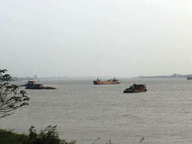 Hà Nam: Dân "kêu trời" vì cát tặc lộng hành trên sông Hồng - 2 Ban ngày tình trạng khai thác cát trái phép vẫn diễn ra
