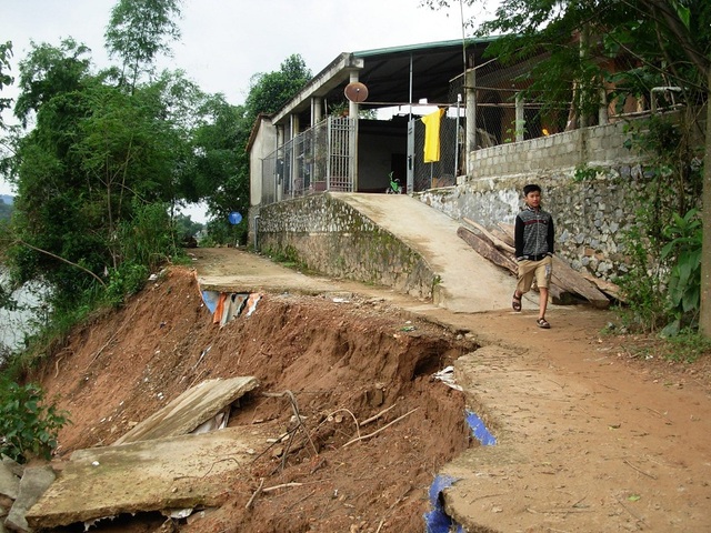 Truy bắt “cát tặc”, Phó phòng Cảnh sát môi trường bị thương - 2 Tình trạng khai thác cát trái phép trên sông Gianh là một trong những nguyên nhân khiến bờ sông bị sạt lở nghiêm trọng