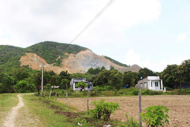 Hàng chục nhà dân sống khổ vì ở dưới chân mỏ đá Hóa An (xã Cam Phước Đông, TP Cam Ranh)