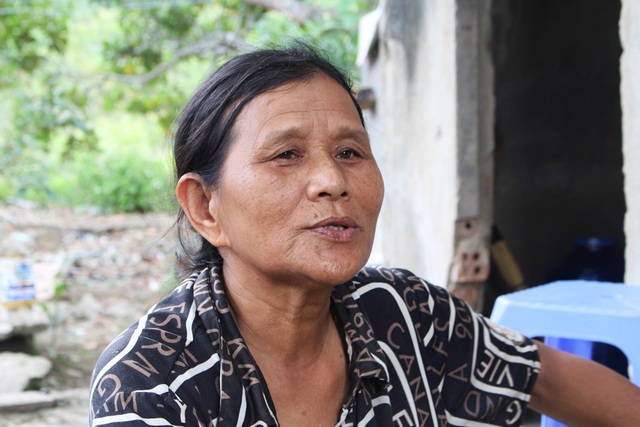 Bị “kẹp” giữa 2 mỏ đá, dân kêu trời vì khói bụi, nứt nhà - 2 Bà Nguyễn Thị Liễu cho biết, mỏ đá không chỉ gây bụi, mà con làm hư vườn cây ăn trái của gia đình bà