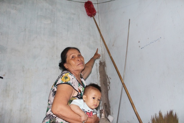 Bị “kẹp” giữa 2 mỏ đá, dân kêu trời vì khói bụi, nứt nhà - 3 Người dân thôn Tân Hiệp tố việc khai thác đá đã gây ra cảnh nứt nhà, cuộc sống bị đảo lộn