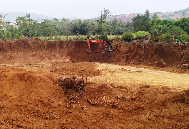 Thanh Hóa: Khai thác trái phép đất, đá tràn lan! - 1 Hàng nghìn m3 đất mang đi bán nhưng biên bản lại cho rằng san lấp để làm nhà