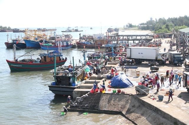 Ngư dân yên tâm vươn khơi sau công bố biển an toàn - 1 Cảng cá Cửa Việt, huyện Gio Linh nhộn nhịp trở lại