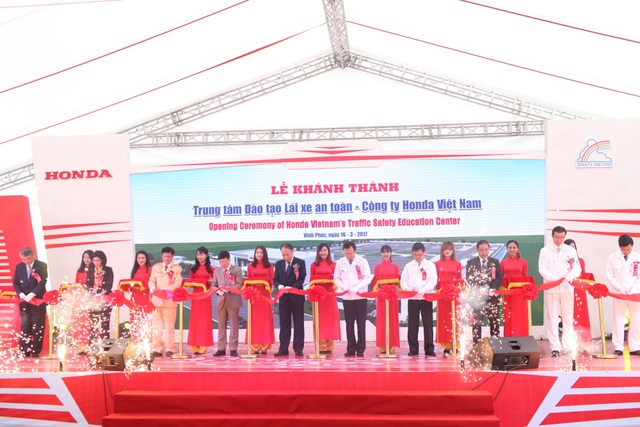 Honda Việt Nam khánh thành Trung tâm đào tạo lái xe an toàn mới - 1
Lễ cắt băng khánh thành Trung tâm Đào tạo Lái xe an toàn của Công ty Honda Việt Nam tại Phúc Yên, Vĩnh Phúc hôm 16/3