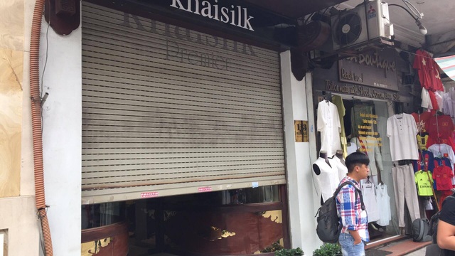 Khám xét, thu giữ một số sản phẩm của Khaisilk tại Hà Nội - 2
Sau khi bị kiểm tra, shop Khaisilk đã đóng cửa