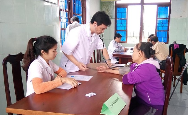 Quảng Bình: Hơn 300 người dân được khám và cấp thuốc miễn phí - 1 Sở Y tế tỉnh Quảng Bình phối hợp với Trung tâm Y tế Dự phòng huyện Quảng Trạch và Bệnh viện Đa khoa Bắc Quảng Bình khám bệnh và cấp thuốc miễn phí cho người dân xã Quảng Xuân. (Ảnh T.P)