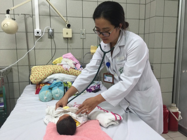 Hai trẻ điều trị ở Bệnh viện Bạch Mai được xuất viện - 1
BS Lan Anh kiểm tra sức khỏe cho bệnh nhi trước khi xuất viện về nhà (Ảnh: Bệnh viện Bạch Mai)