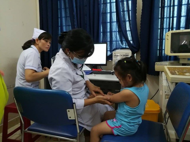 Khám sức khỏe các cháu bé vụ bảo mẫu bạo hành trẻ kinh hoàng - 2
Các bé tại cơ sở mầm non Mầm Xanh được khám sức khỏe chiều ngày 27/11.