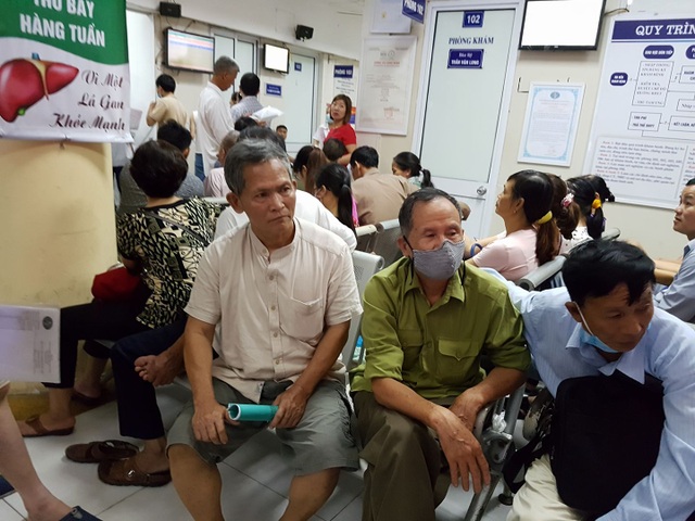 Bệnh viện kêu trời vì bị “siết chi” khám BHYT, Bộ Y tế vào cuộc - 1 Người bệnh chờ khám tại BV Bệnh Nhiệt đới Trung ương. Ảnh: H.Hải