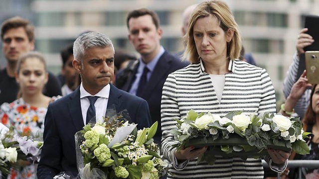 Thị trưởng London chỉ trích Tổng thống Trump chia rẽ nước Anh - 2 Thị trưởng Khan (trái) đặt vòng hoa tưởng niệm các nạn nhân trong vụ tấn công tại London (Ảnh: BBC)