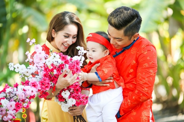 Showbiz Việt không thiếu cặp "em yêu chị" được gia đình ủng hộ như Song Hye Kyo - 6 Kubi ra đời làm sợi dây gắn kết mọi mối quan hệ trong gia đình.