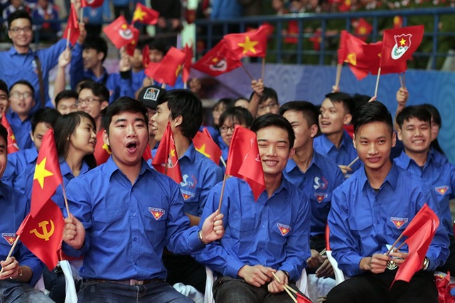 "Khát vọng trẻ" sục sôi hát mừng Đại hội Đoàn toàn quốc lần thứ XI - 10
Các Đoàn viên thanh niên hào hứng cổ vũ các nghệ sĩ trình diễn trên sân khấu