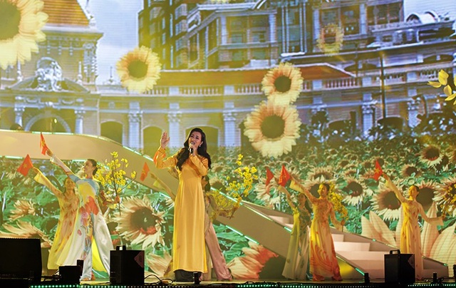"Khát vọng trẻ" sục sôi hát mừng Đại hội Đoàn toàn quốc lần thứ XI - 6
Ca sĩ trẻ Đông Nhi diện tà áo dài vàng nền nã, thể hiện sức trẻ của thanh niên thành phố Hồ Chí Minh qua bài hát Mùa xuân trên thành phố Hồ Chí Minh