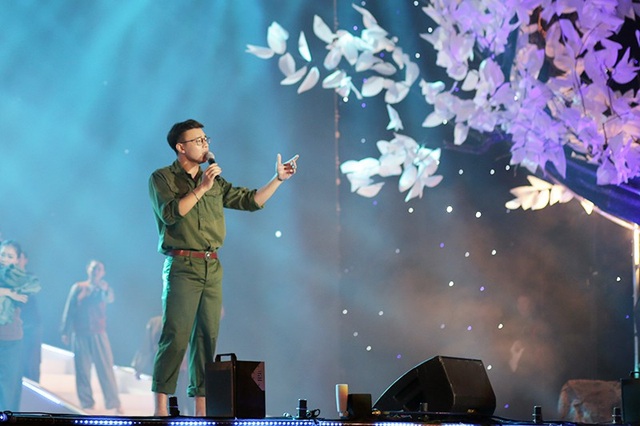 "Khát vọng trẻ" sục sôi hát mừng Đại hội Đoàn toàn quốc lần thứ XI - 8
Nam ca sĩ Đông Hùng hát vang ca khúc Tấm áo chiến sĩ mẹ vá năm xưa, gửi lời tri ân đến những bà mẹ Việt Nam anh hùng