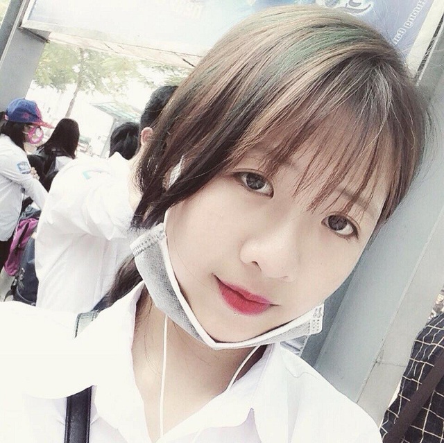 Nữ sinh bất ngờ nổi tiếng chỉ bởi cách uống trà sữa "có một không hai" - 2
Gương mặt xinh xắn của thiếu nữ lớp 12