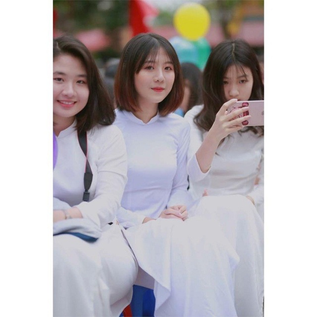 Nữ sinh bất ngờ nổi tiếng chỉ bởi cách uống trà sữa "có một không hai" - 3 Nữ sinh bất ngờ nổi tiếng chỉ bởi cách uống trà sữa "có một không hai" - 3