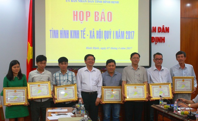 Bình Định: Phát triển công nghiệp đi đôi với du lịch - 3 Dịp này, UBND tỉnh Bình Định cũng tặng bằng khen cho 5 tập thể và 6 cá nhân, trong đó có báo Dân trí vì thành tích đột xuất, xuất sắc trong công tác ứng cứu và giúp đỡ nhân dân khắc phục hậu quả lũ lụt xảy ra những tháng cuối năm 2016.