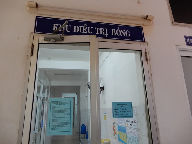 Cháy phòng ngủ, thiếu nữ tử vong, nam thanh niên bỏng nặng - 1 Nam thanh niên tên V. đang được điều trị tại Khoa bỏng (Bệnh viện Đà Nẵng)