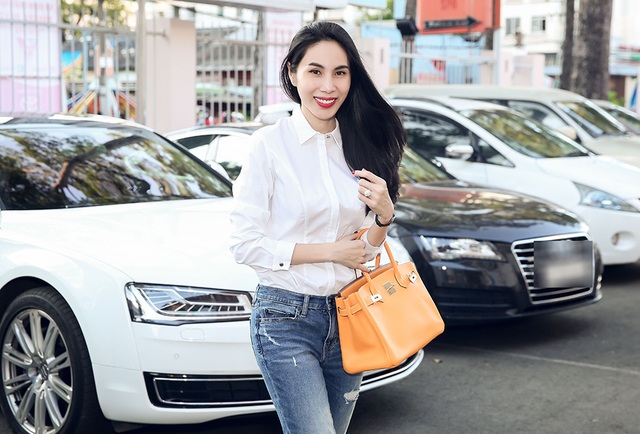 Thuỷ Tiên giản dị đến ủng hộ Công Vinh sau phát ngôn gây ồn ào - 2 Xuất hiện với chiếc túi xách hàng hiệu nhưng Thủy Tiên chọn trang phục quần jean - sơ mi khá đơn giản, có phần thoải mái khi đến sân bóng.