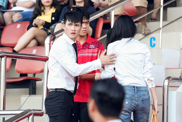 Thuỷ Tiên giản dị đến ủng hộ Công Vinh sau phát ngôn gây ồn ào - 4 Công Vinh đích thân dẫn vợ lên khu vực VIP để theo dõi trận đấu