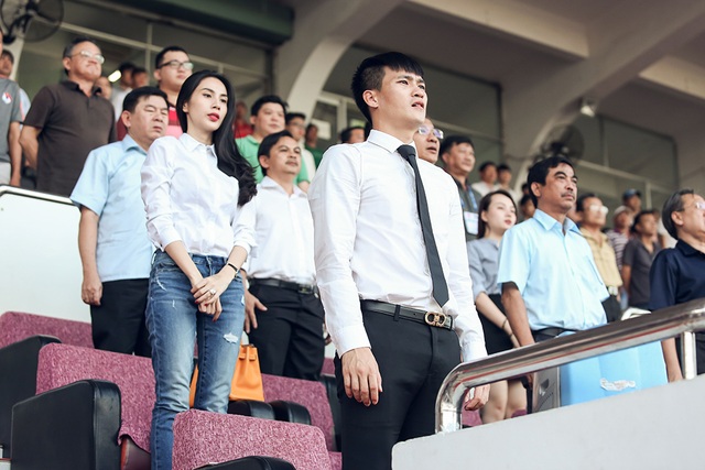 Thuỷ Tiên giản dị đến ủng hộ Công Vinh sau phát ngôn gây ồn ào - 6
Cả hai cùng thực hiện nghi lễ chào cờ trước giờ thi đấu
