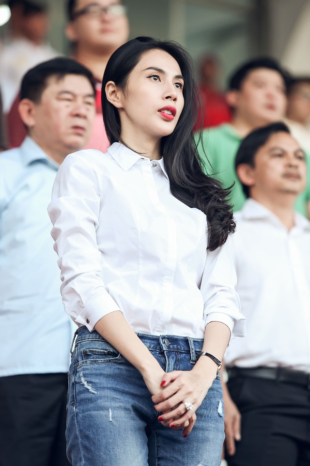 Thuỷ Tiên giản dị đến ủng hộ Công Vinh sau phát ngôn gây ồn ào - 7 Thủy Tiên và chồng được xem là một trong những cặp đôi khá thành công của showbiz