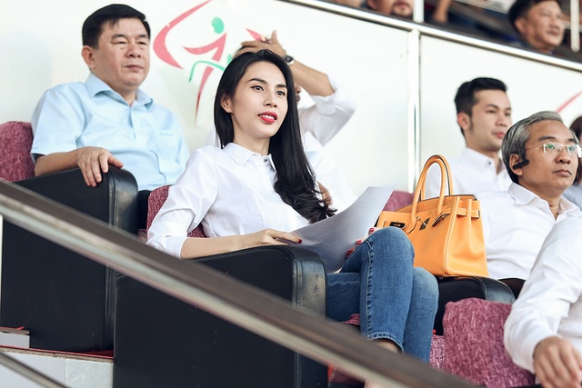 Thuỷ Tiên giản dị đến ủng hộ Công Vinh sau phát ngôn gây ồn ào - 8 Trong suốt trận đấu, Thủy Tiên theo dõi và cổ vũ cho đội bóng của chồng mình.