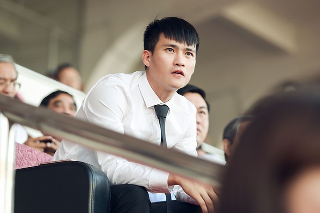 Thuỷ Tiên giản dị đến ủng hộ Công Vinh sau phát ngôn gây ồn ào - 9 Công Vinh theo dõi khá tập trung khi lần đầu đội tuyển thi đấu trên sân nhà