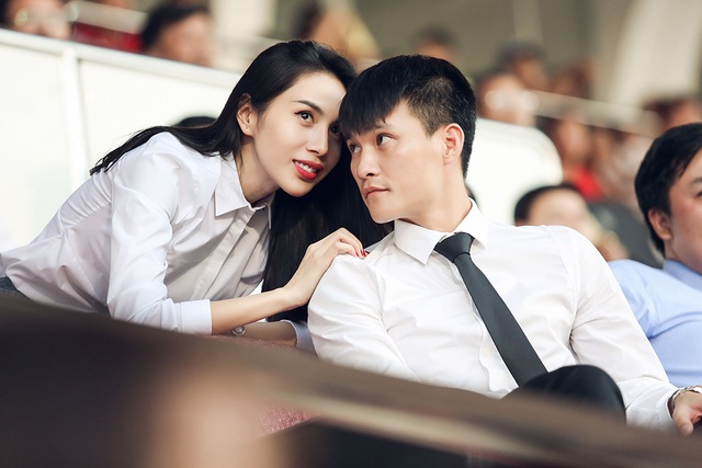 Thuỷ Tiên giản dị đến ủng hộ Công Vinh sau phát ngôn gây ồn ào - 10 Khi có thắc mắc về trận đấu, Thủy Tiên quay sang hỏi chồng.