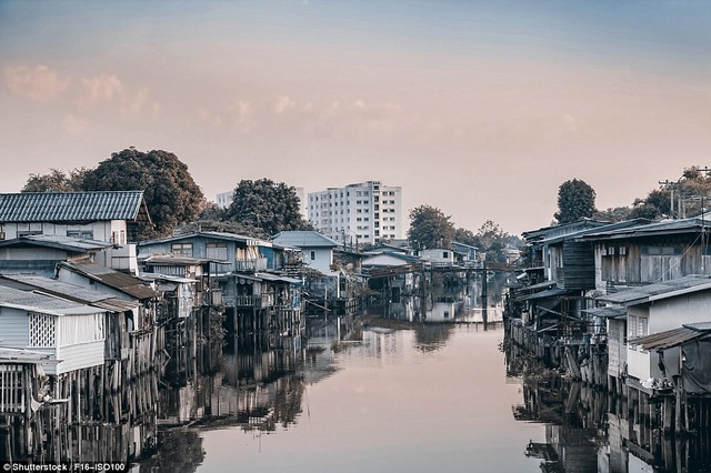 “Bức tường xấu hổ” phân chia hai thế giới giàu – nghèo khác biệt - 6 Khu ổ chuột ven sông ở Bangkok, Thái Lan