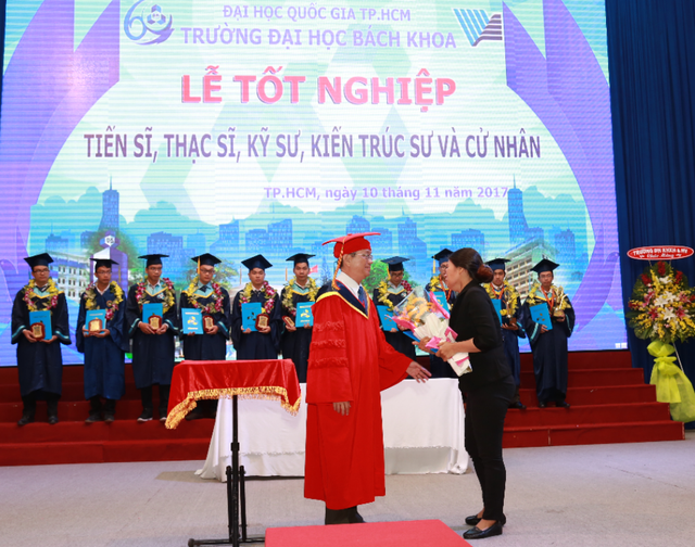 Xúc động hình ảnh mẹ nhận bằng thay con đã qua đời vì ung thư - 1 GS.TS Vũ Đình Thành, Hiệu trưởng trường nhà trường trao bằng cho mẹ em Nguyễn Dạ Trầm