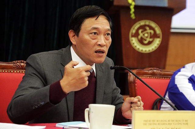 “Khởi nghiệp là tự mình tạo ra cơ hội, chứ không phải nắm bắt cơ hội” - 4
Thứ trưởng bộ KH&CN Trần Văn Tùng giải đáp những thắc mắc, chia sẻ của các đại biểu
