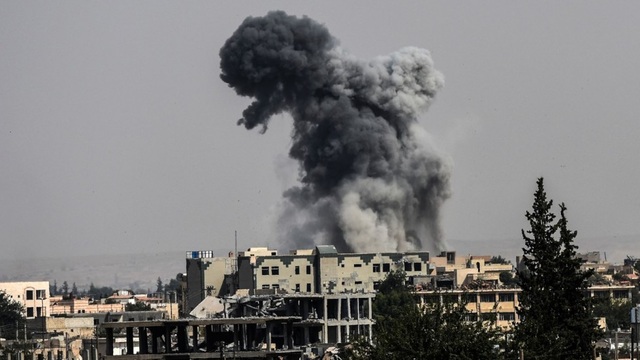 Mỹ giáng đòn khốc liệt chưa từng có vào sào huyệt của IS ở Syria - 1
Khói đen bốc lên sau cuộc không kích của liên quân vào vị trí của IS ở Raqqa ngày 17/7. (Ảnh: AFP)