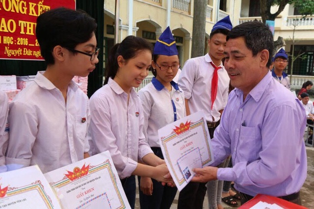 Xã thuần nông Nguyệt Đức giàu truyền thống hiếu học, khuyến tài - 1 Ông Trần Văn Tôn - Bí thư Đảng ủy xã Nguyệt Đức - trao giấy khen và phần thưởng cho các học sinh giỏi, học sinh xuất sắc trường THCS Nguyệt Đức tại lễ Tổng kết năm học 2016 - 2017, sáng 25/5