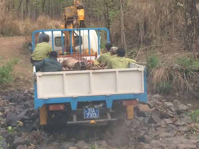 Xác định kiểm lâm Vườn Quốc gia Yok Đôn tử vong do đuối nước - 1
Lực lượng kiểm lâm Vườn quốc gia Yok Đôn đưa thi thể anh Cường về nhà mai táng