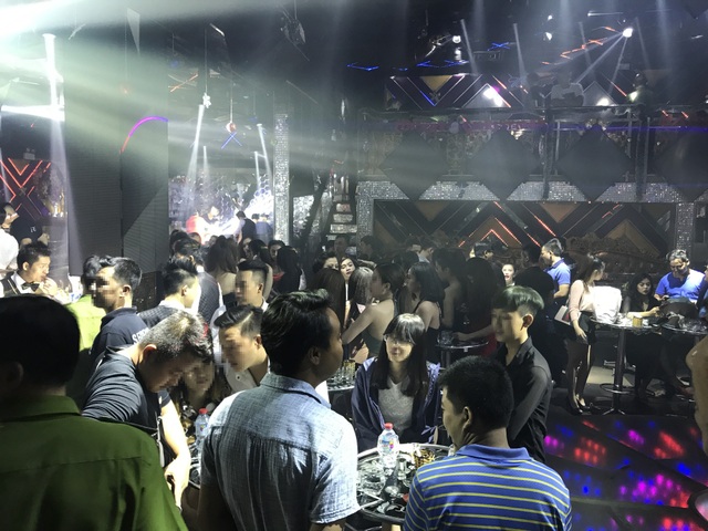 Hàng trăm cảnh sát “đột kích” 2 quán bar trước thềm năm mới - 7 Bên trong quán bar S5