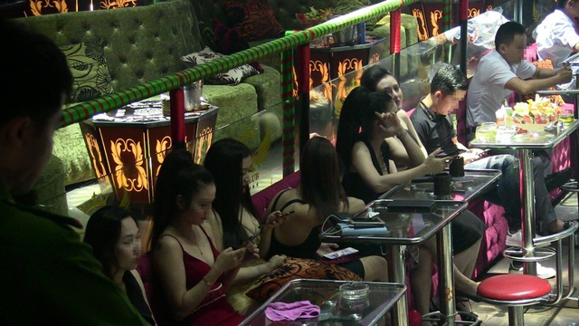 Hàng trăm cảnh sát “đột kích” 2 quán bar trước thềm năm mới - 10 Hàng trăm cảnh sát “đột kích” 2 quán bar trước thềm năm mới - 10