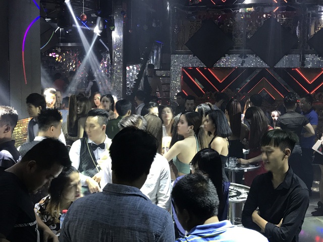 Hàng trăm cảnh sát “đột kích” 2 quán bar trước thềm năm mới - 1 Hàng trăm cảnh sát “đột kích” 2 quán bar trước thềm năm mới - 1
