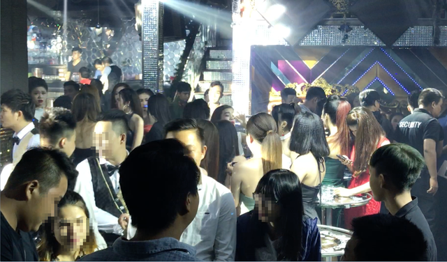 Hàng trăm cảnh sát “đột kích” 2 quán bar trước thềm năm mới - 5 Hàng trăm cảnh sát “đột kích” 2 quán bar trước thềm năm mới - 5