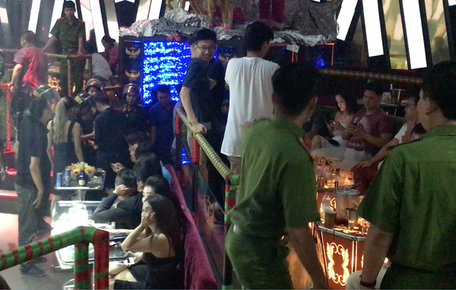 Hàng trăm cảnh sát “đột kích” 2 quán bar trước thềm năm mới - 14 Các quán bar này đã nhiều lần bị kiểm tra và đều phát hiện sai phạm