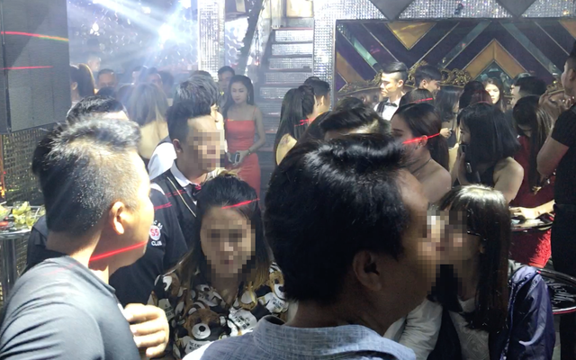 Hàng trăm cảnh sát “đột kích” 2 quán bar trước thềm năm mới - 12 Hàng trăm cảnh sát “đột kích” 2 quán bar trước thềm năm mới - 12