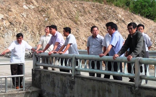 Ba thanh niên uống rượu say rồi xả lũ: Vô tình ấn nhầm nút? - 1
Bí thưTỉnh ủy Phú Yên Huỳnh Tấn Việt cùng đoàn công tác kiểm tra hồ Suối Vực