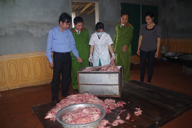 Bắt giữ hơn 500 kg mỡ lợn không đảm bảo an toàn thực phẩm - 1 Lực lượng chức năng kiểm tra tang vật mỡ lợn bẩn.