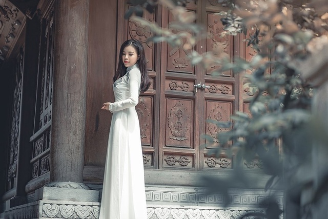 Nữ thạc sĩ 9x xinh đẹp trong tà áo dài đi lễ chùa đầu năm