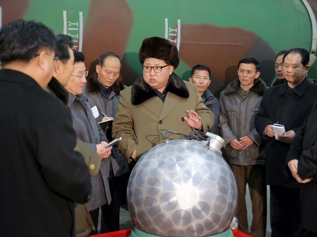 
Nhà lãnh đạo Triều Tiên Kim Jong-un (giữa) đã chỉ đạo tăng cường sản xuất đầu đạn tên lửa giữa lúc căng thẳng. (Ảnh minh họa: Reuters)
