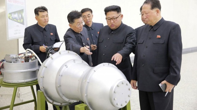 Triều Tiên nói chương trình hạt nhân chỉ nhằm vào Mỹ - 1
Nhà lãnh đạo Triều Tiên Kim Jong-un thị sát một đầu đạn tên lửa. (Ảnh: Reuters)