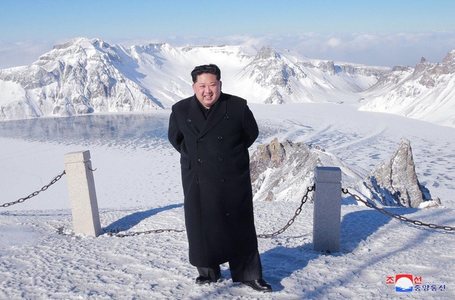 Triều Tiên nói ông Kim Jong-un có thể kiểm soát thời tiết - 1
Kim Jong-un leo lên đỉnh núi Paektu (Ảnh: Reuters)