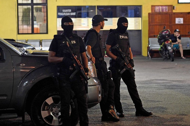 Malaysia phát hiện âm mưu đột nhập nhà xác chứa thi thể ông Kim Jong-nam - 2
Các nhân viên an ninh đứng gác gần nhà xác của Đệnh viện Đa khoa Kuala Lumpur, nơi thi thể của ông Kim Jong-nam đang được giữ chờ bàn giao cho người thân của ông. (Ảnh: Reuters)
